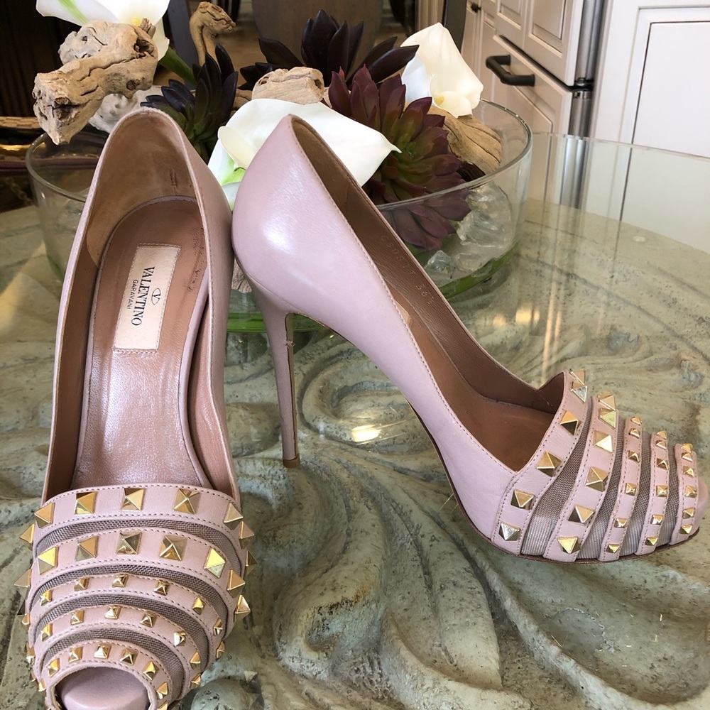 🔥Authentic Nude Valentino Studded Peep Toe Pump